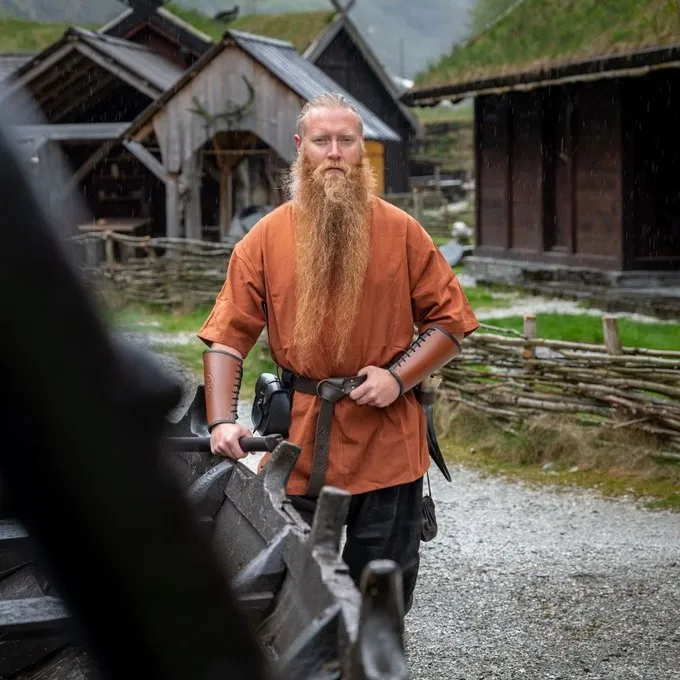 Leonardo Carbone Tunic Uhtred, Red - Image 2