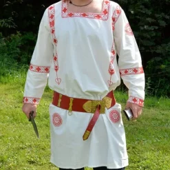 Tunica Manicata, Red